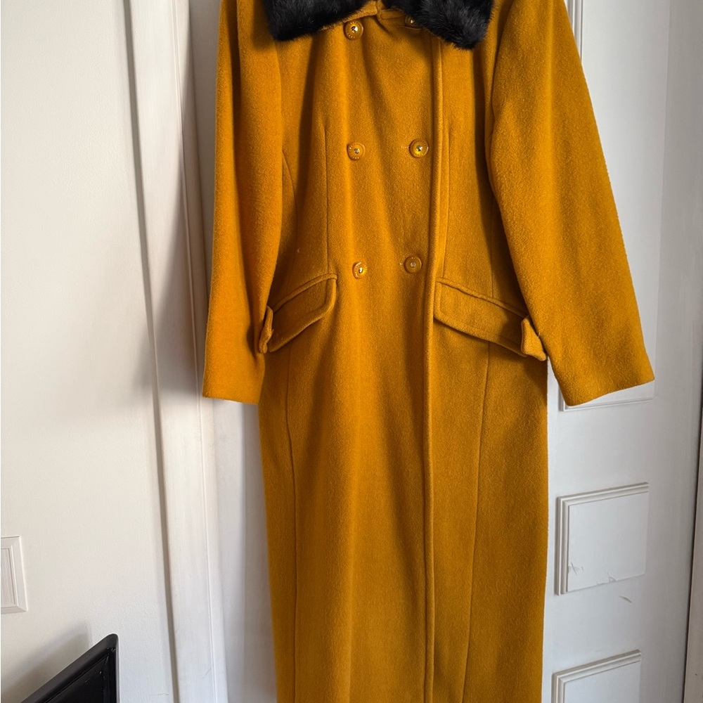 Classic Mustard Double-Breasted Wool Coat with Black Collar
Made in Italy.